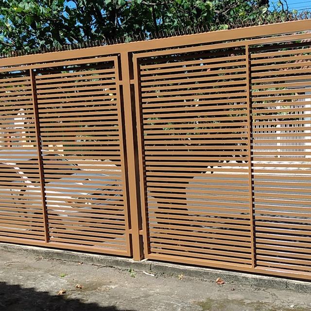 Portão de ripas pintado