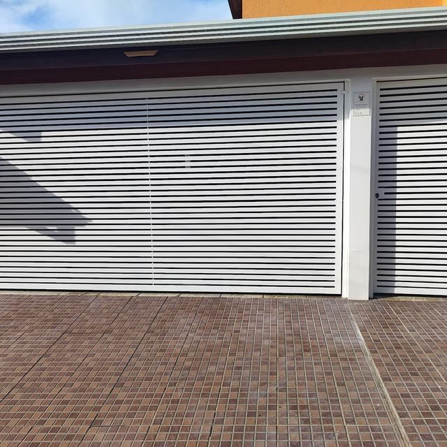Portão de garagem branco pintado